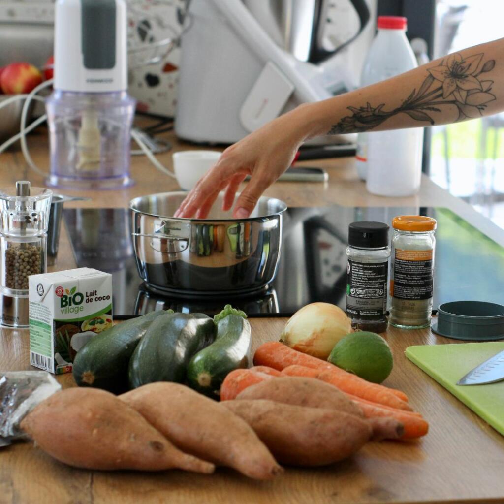 Accompagnante périnatale à Annecy en cuisine pour une maman