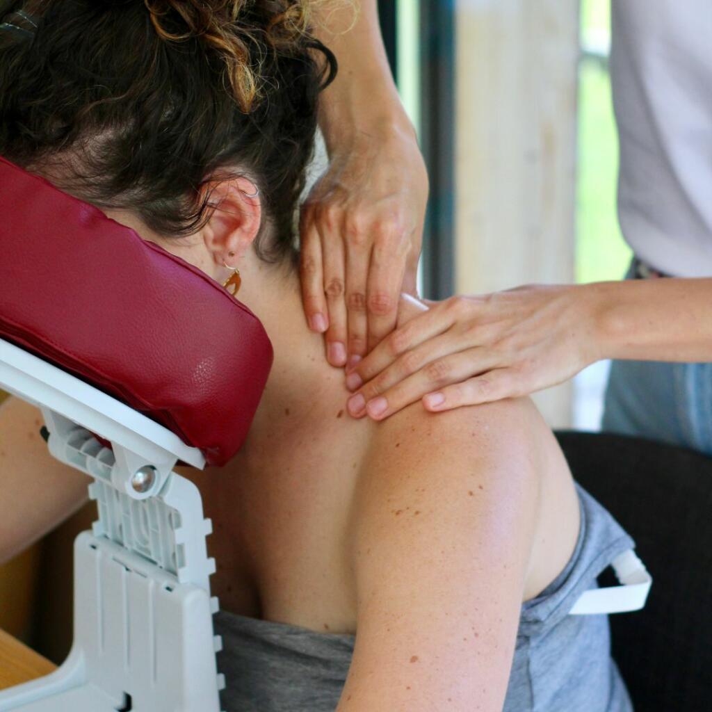 accompagnement périnatal à Annecy massage du haut du corps