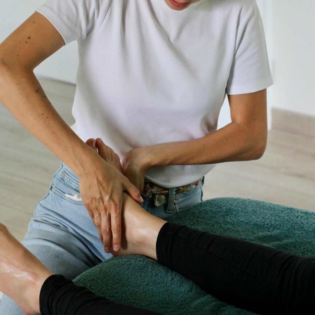 accompagnement périnatal à Annecy massage des pieds